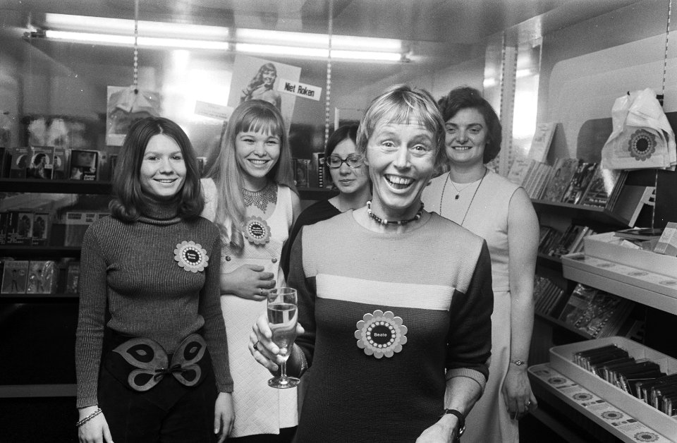 Beate Uhse (vooraan) met verkoopsters in de winkel, Bestanddeelnr 924-4329