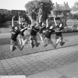 Beat Girls dansen voor de ingang van het Hilton-hotel, Bestanddeelnr 919-5854