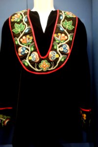 Beaded shirt, Ojibway peoples, Wisconsin, 1885-1910, velvet, glass, cotton - Fernbank Museum of Natural History - DSC09974