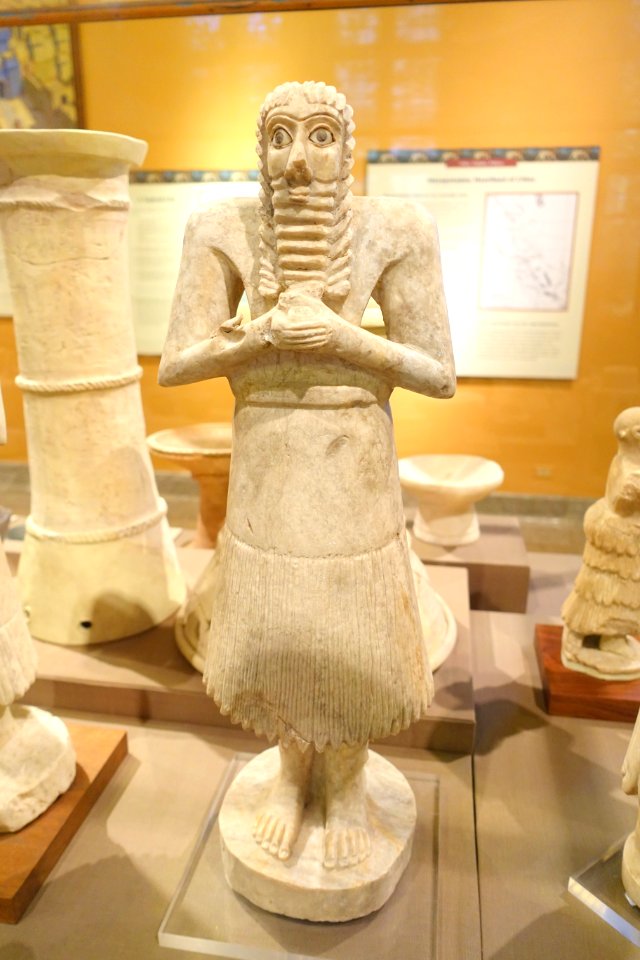 Bearded male worshipper, Tell Asmar, Square Temple of Abu, Shrine II, Early Dynastic period, 2700-2600 BC, gypsum, shell, bitumen, black limestone - Oriental Institute Museum, University of Chicago - DSC07430