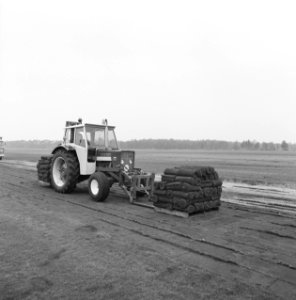 Bedrijven, graszoden, werkzaamheden, heidemij-barenbrug, De Rips, Bestanddeelnr 167-0877
