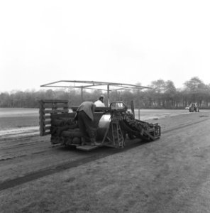 Bedrijven, graszoden, werkzaamheden, heidemij-barenbrug, De Rips, Bestanddeelnr 167-0882