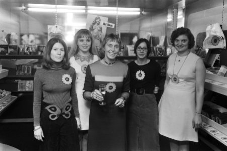 Beate Uhse (vooraan) met verkoopsters in de winkel, Bestanddeelnr 924-4330