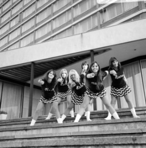 Beat Girls dansen voor de ingang van het Hilton-hotel, Bestanddeelnr 919-5853