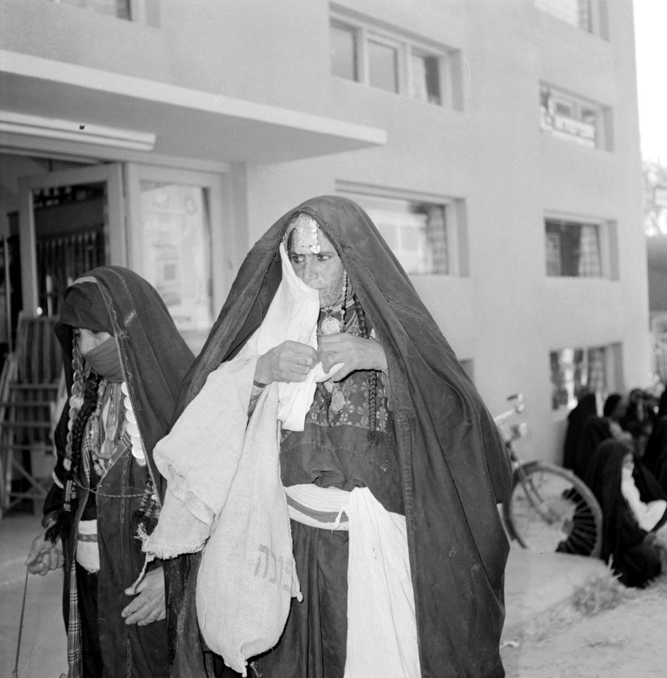 Bedoeïenenvrouwen in traditionele kledij op straat, Bestanddeelnr 255-3439