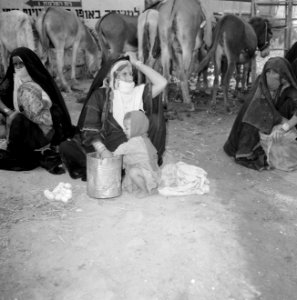 Bedoeïenenvrouwen in traditionele kledij en kind, gehurkt op de achtergrond eze, Bestanddeelnr 255-3442