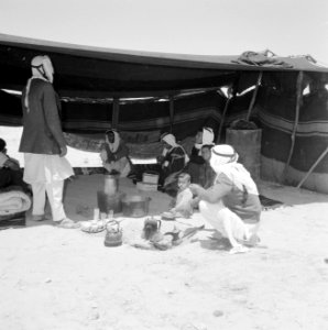 Bedoeienen in een tent terwijl koffie wordt gezet, Bestanddeelnr 255-3481