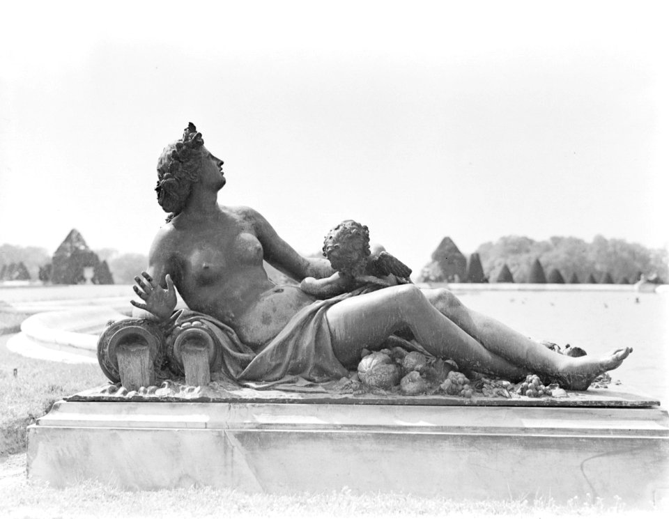 Beeld in de tuinen van Versailles, Bestanddeelnr 190-0744