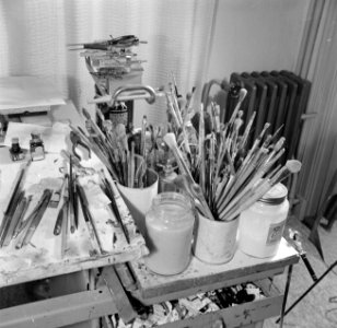 Beeld in het atelier van Eppo Doeve met zijn teken- en verfmateriaal, Bestanddeelnr 252-0093