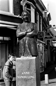 Beeld in Leeuwarden onthuld van vroegere II Kamer voorz. dr. Anne Vondeling . He, Bestanddeelnr 932-0140