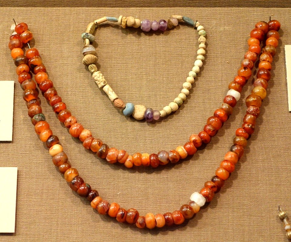 Beads, (above) Nippur, Area TA, Neo-Assyrian period, 900-612 BC, frit, bone, amethyst, agate, (below), Syria, carnelian, rock crystal - Oriental Institute Museum, University of Chicago - DSC07312
