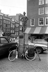 Beeld Lieverdje, Amsterdam, beeld van Rembrandt, Amsterdam, Bestanddeelnr 925-3074