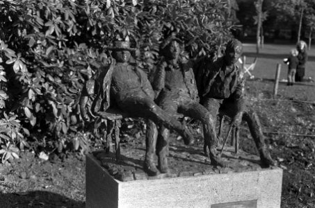 Beeld van Bayens (3 figuren op bank) geplaatst in Oosterpark Amsterdam, het beel, Bestanddeelnr 925-0191