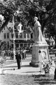 Beeld van Koningin Wilhelmina bij Fort Zeelandia in Paramaribo geplaatst (overzi, Bestanddeelnr 928-7627