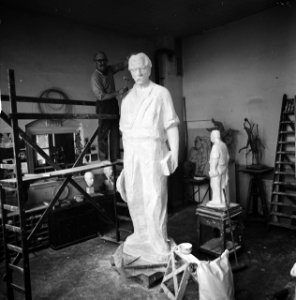 Beeld van Albert Schweitzer voor Deventer van Pieter de Monchy (op de achtergron, Bestanddeelnr 927-1910
