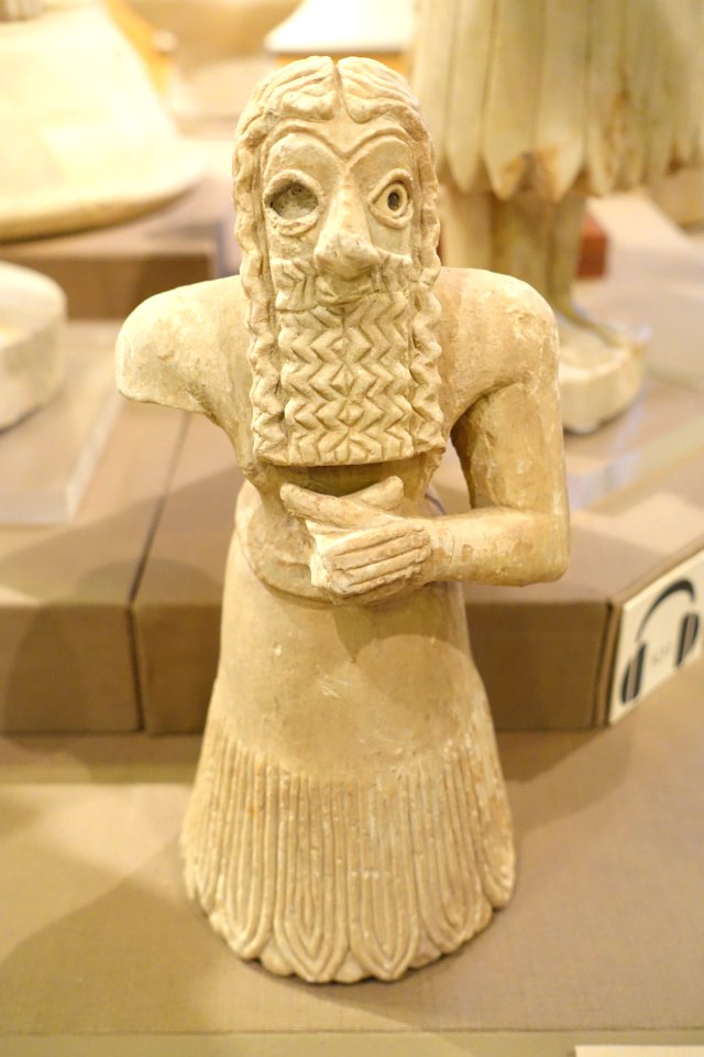 Bearded male worshipper, Tell Agrab, Main Shara Temple, Early Dynastic period, 2700-2600 BC, gypsum, shell, bitumen - Oriental Institute Museum, University of Chicago - DSC07434