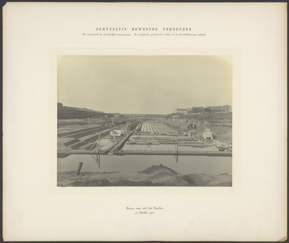 Beeld van de aanvang van het metselwerk der sluishoofden, na voltooiing van de o, Bestanddeelnr 878
