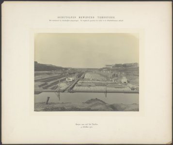 Beeld van de aanvang van het metselwerk der sluishoofden, na voltooiing van de o, Bestanddeelnr 878