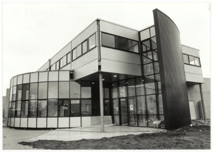 Bedrijven- verzamelgebouw hoek Bingerweg. NL-HlmNHA 54034063br37293K