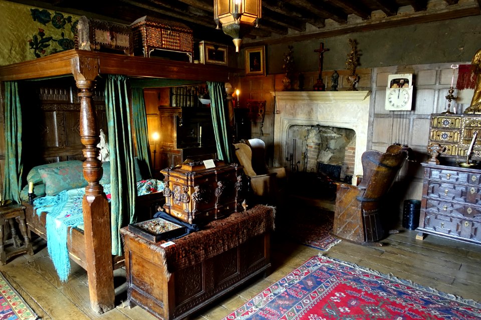Bedroom - Snowshill Manor - Gloucestershire, England - DSC09582