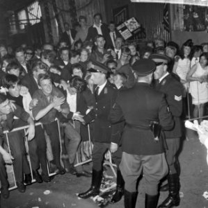 Beatles in ons land, hun optreden in de veilingshal te Blokker, politie, Bestanddeelnr 916-5175