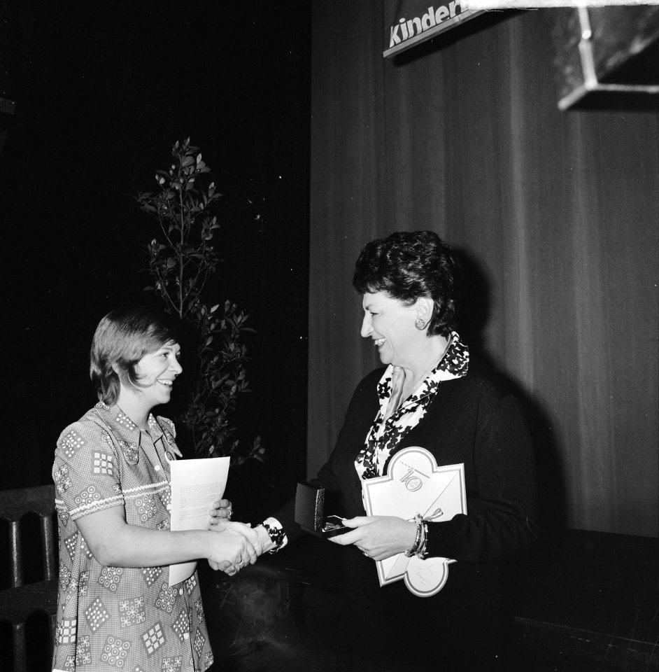 Beccy de Vries (r) ontvangt een rode vuist van een lid van de actiegroep Doll…, Bestanddeelnr 926-7873