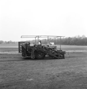 Bedrijven, graszoden, werkzaamheden, heidemij-barenbrug, De Rips, Bestanddeelnr 167-0883