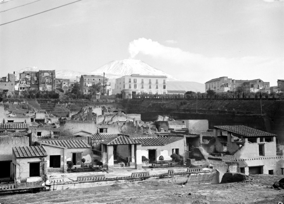 Beeld van de ruines van de stad Herculaneum met op de achtergrond de Vesuvius, Bestanddeelnr 255-8825