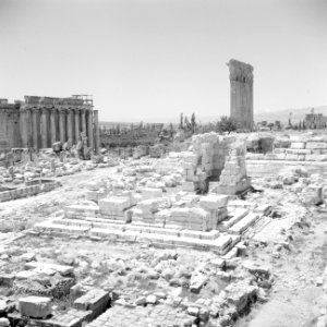Beeld van de ruïnes van de Bachus tempel te Baalbek, Bestanddeelnr 255-6472