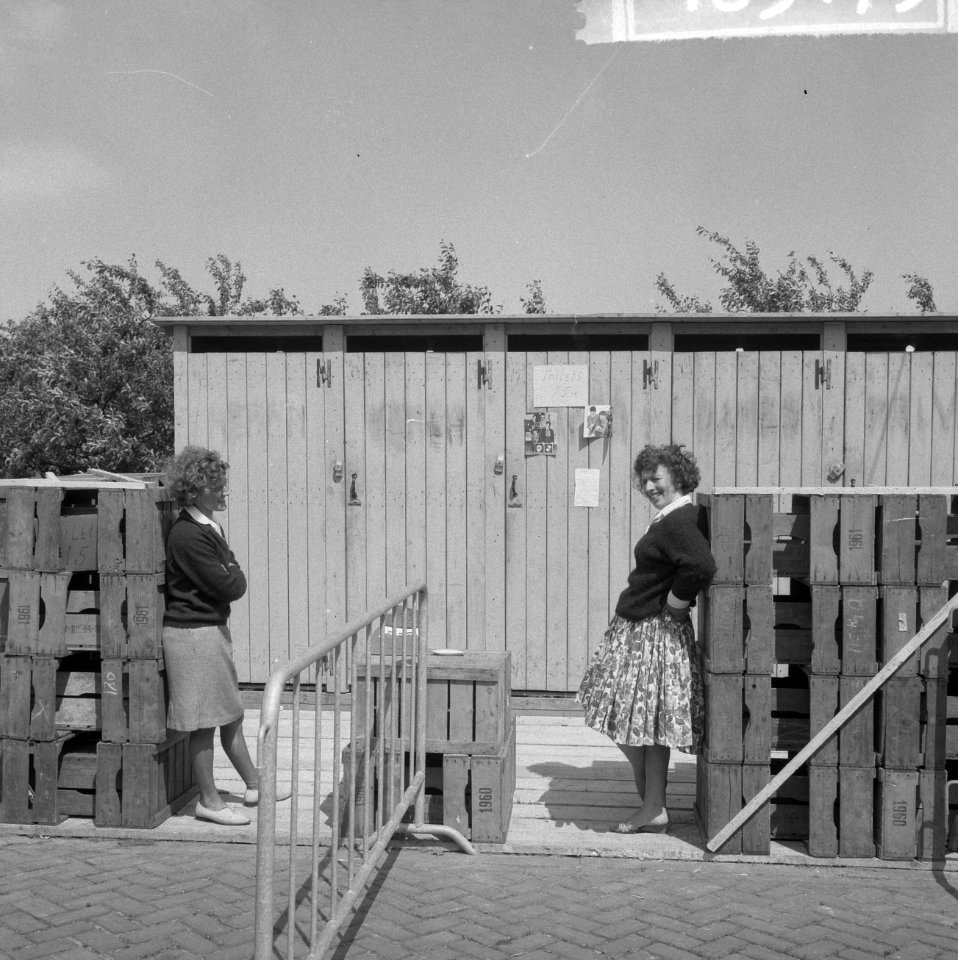 Beatles in ons land, hun optreden in de veilingshal te Blokker, de ingang, Bestanddeelnr 916-5179
