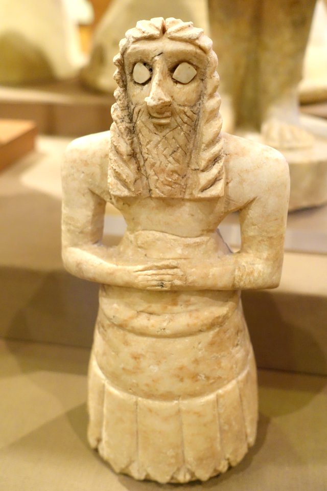 Bearded male worshipper, Khafajah, Sin Temple IX, Early Dynastic period, 2650-2550 BC, gypsum, shell, bitumen - Oriental Institute Museum, University of Chicago - DSC07432
