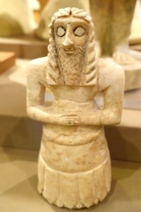 Bearded male worshipper, Khafajah, Sin Temple IX, Early Dynastic period, 2650-2550 BC, gypsum, shell, bitumen - Oriental Institute Museum, University of Chicago - DSC07432