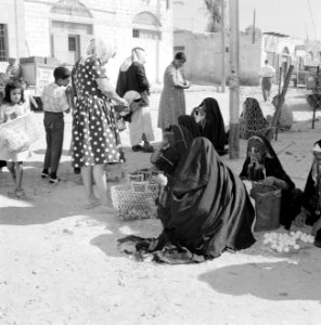 Bedoeïenenvrouwen in traditionele klederdracht op de markt terwijl ze eieren te…, Bestanddeelnr 255-3451
