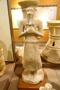 Bearded male worshipper with cup, Tell Asmar, Square Temple of Abu, Shrine II, Early Dynastic period, 2700-2600 BC, gypsum, bitumen, shell, lapis lazuli - Oriental Institute Museum, University of Chicago - DSC07440