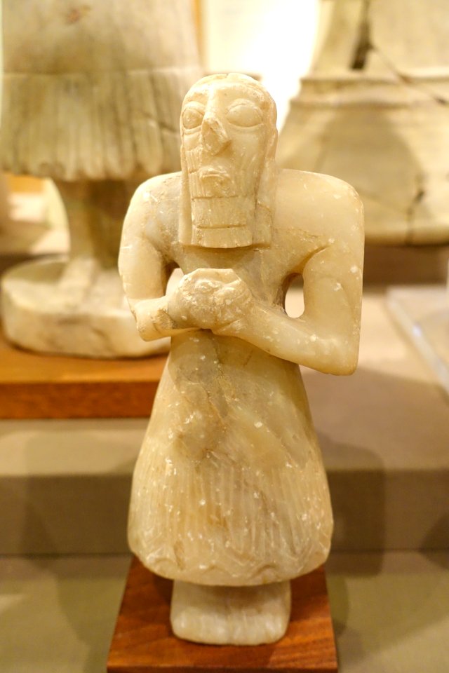 Bearded male worshipper, Tell Asmar, Single-Shrine Temple of Abu, Early Dynastic period, 2550-2450 BC, gypsum - Oriental Institute Museum, University of Chicago - DSC07443