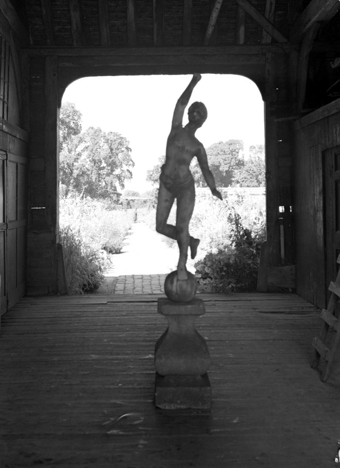 Beeld op een zichtlijn in de tuin van Shoppenhanger Manor, Bestanddeelnr 254-2726