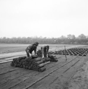 Bedrijven, graszoden, werkzaamheden, heidemij-barenbrug, De Rips, Bestanddeelnr 167-0887
