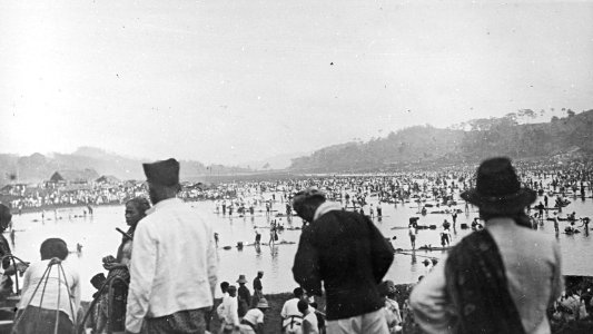 Bedrijvigheid op een helft van het meer, Bestanddeelnr 194-1125
