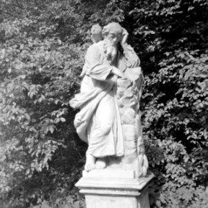 Beeld in kasteeltuin van oude man met uil, Bestanddeelnr 254-4515