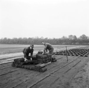 Bedrijven, graszoden, werkzaamheden, heidemij-barenbrug, De Rips, Bestanddeelnr 167-0888