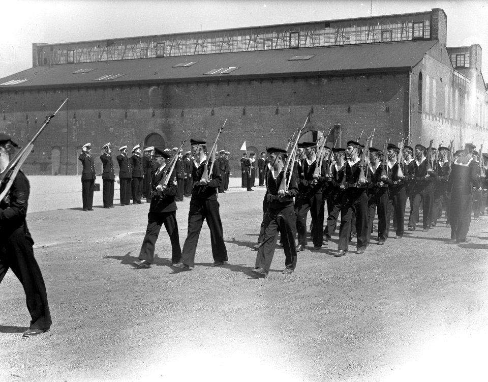 Beediging Marine Kazerne Amsterdam. Defile, Bestanddeelnr 902-8877