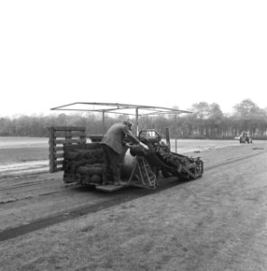 Bedrijven, graszoden, werkzaamheden, heidemij-barenbrug, De Rips, Bestanddeelnr 167-0873