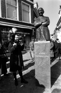 Beeld in Leeuwarden onthuld van vroegere II Kamer voorz. dr. Anne Vondeling . He, Bestanddeelnr 932-0141