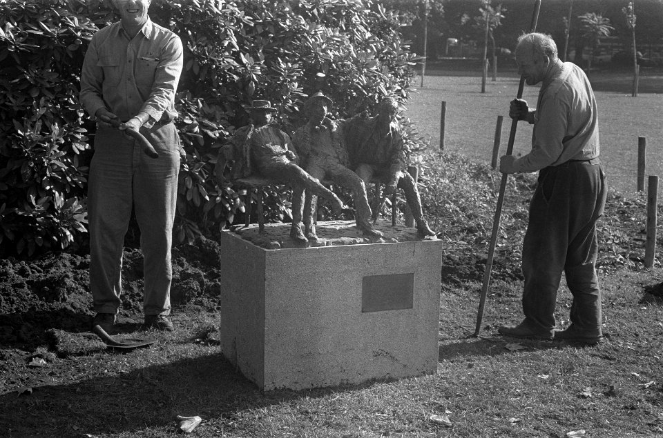 Beeld van Bayens (3 figuren op bank) geplaatst in Oosterpark Amsterdam, het beel, Bestanddeelnr 925-0189
