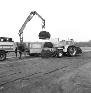 Bedrijven, graszoden, werkzaamheden, heidemij-barenbrug, De Rips, Bestanddeelnr 167-0876