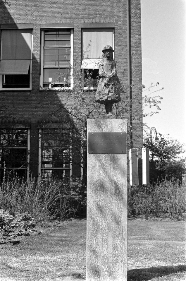 Beeld van Koningin Wilhelmina van beeldhouwer Mari Andriessen bij Wilhelminagast, Bestanddeelnr 920-2721
