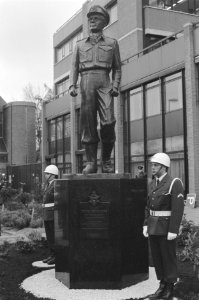 Beeld Prins Bernhard (in uniform luchtmacht) onthuld Den Haag het beeld Pri, Bestanddeelnr 934-3763