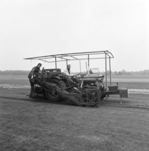 Bedrijven, graszoden, werkzaamheden, heidemij-barenbrug, De Rips, Bestanddeelnr 167-0889