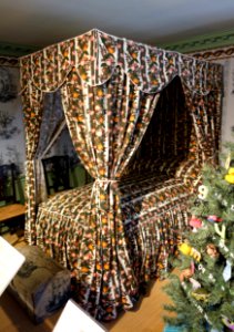 Bedsead, Boston area, 1760-1780, mahogany, maple, white pine, reproduction hangings - Concord Museum - Concord, MA - DSC05712