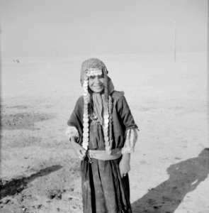 Bedoeïenenmeisje in traditionele kledij, Bestanddeelnr 255-3397